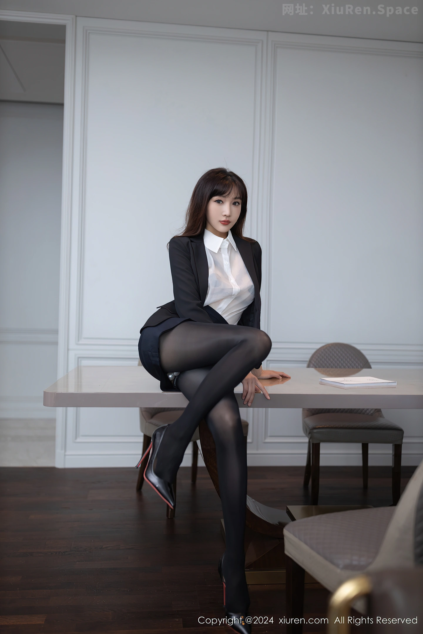 图片[5]-[XiuRen秀人网]VOL.8988 模特陆萱萱白色薄透衬衫露黑色情趣内衣配开档黑丝极致魅惑写真80P-秀人网官方网站